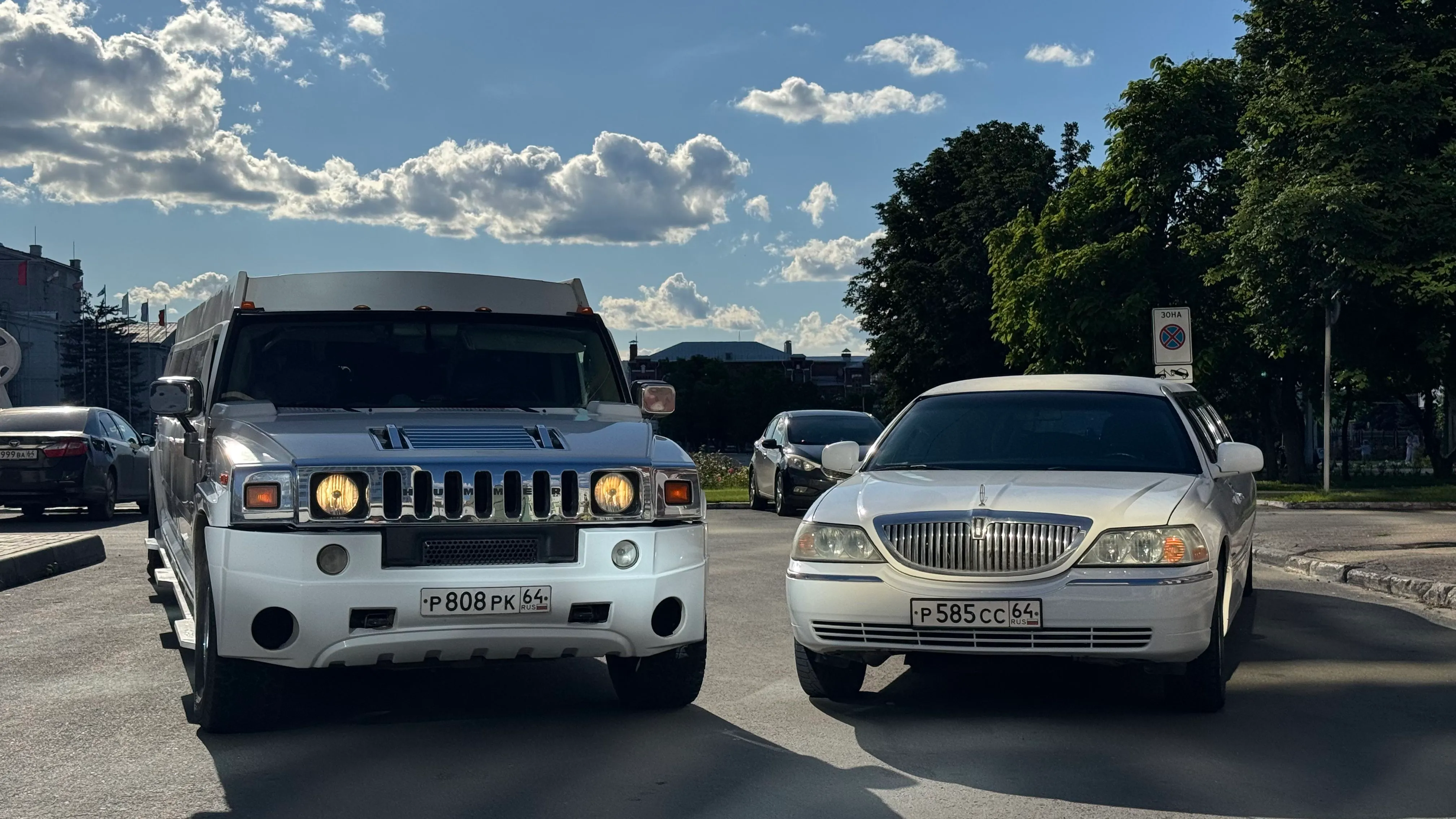 Белый лимузин VIP-LIM ночью в городе
